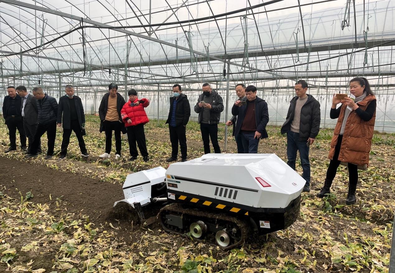 <strong>Remote-Controlled Crawler Mini Farm Machine</strong>